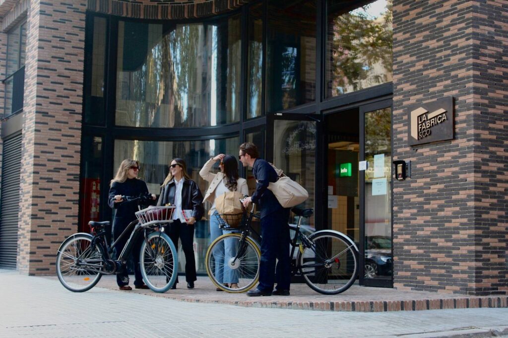 Personas entrando a La Fabrica &Co, un espacio de coworking y coliving en Barcelona para talento internacional.
