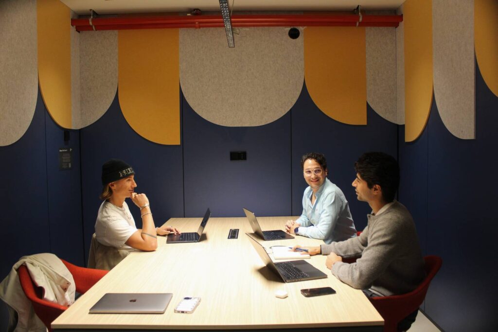 Personas reunidas en una sala de juntas del coworking La Fabrica &Co en Barcelona.